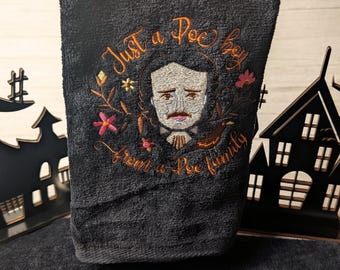 Toalla bordada de Edgar Allan Poe para Halloween: Decoración gótica para la cocina