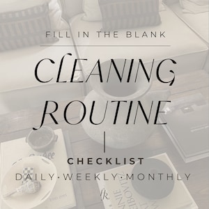 Könnte beinhalten: Eine Reinigungsroutine-Checkliste mit dem Text "FILL IN THE BLANK CLEANING ROUTINE CHECKLIST DAILY. WEEKLY. MONTHLY" auf einem Holztisch mit einer Vase, Büchern und anderen Dekorationsartikeln.