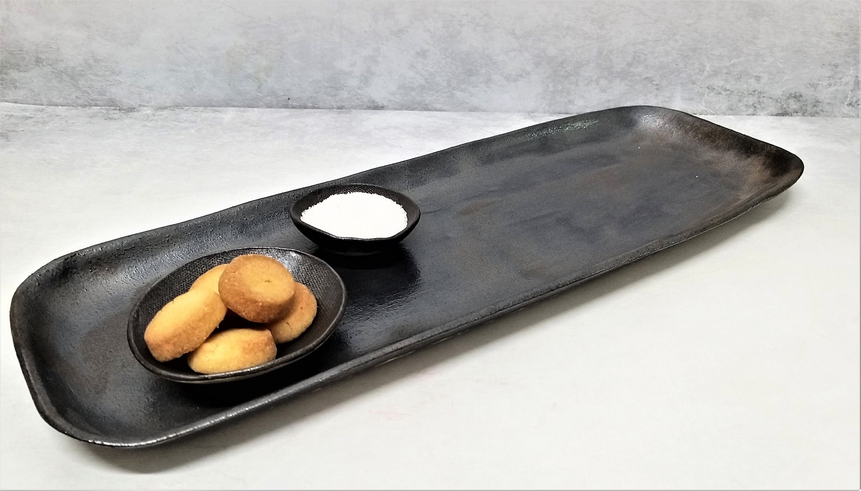 Long clearance serving platter