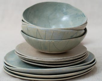 Ręcznie robiony jasnoniebieski ceramiczny zestaw obiadowy – rustykalne naczynia kamionkowe