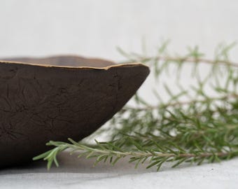 Stor handgjord keramikskål med guldfinish, modern mittpunkt