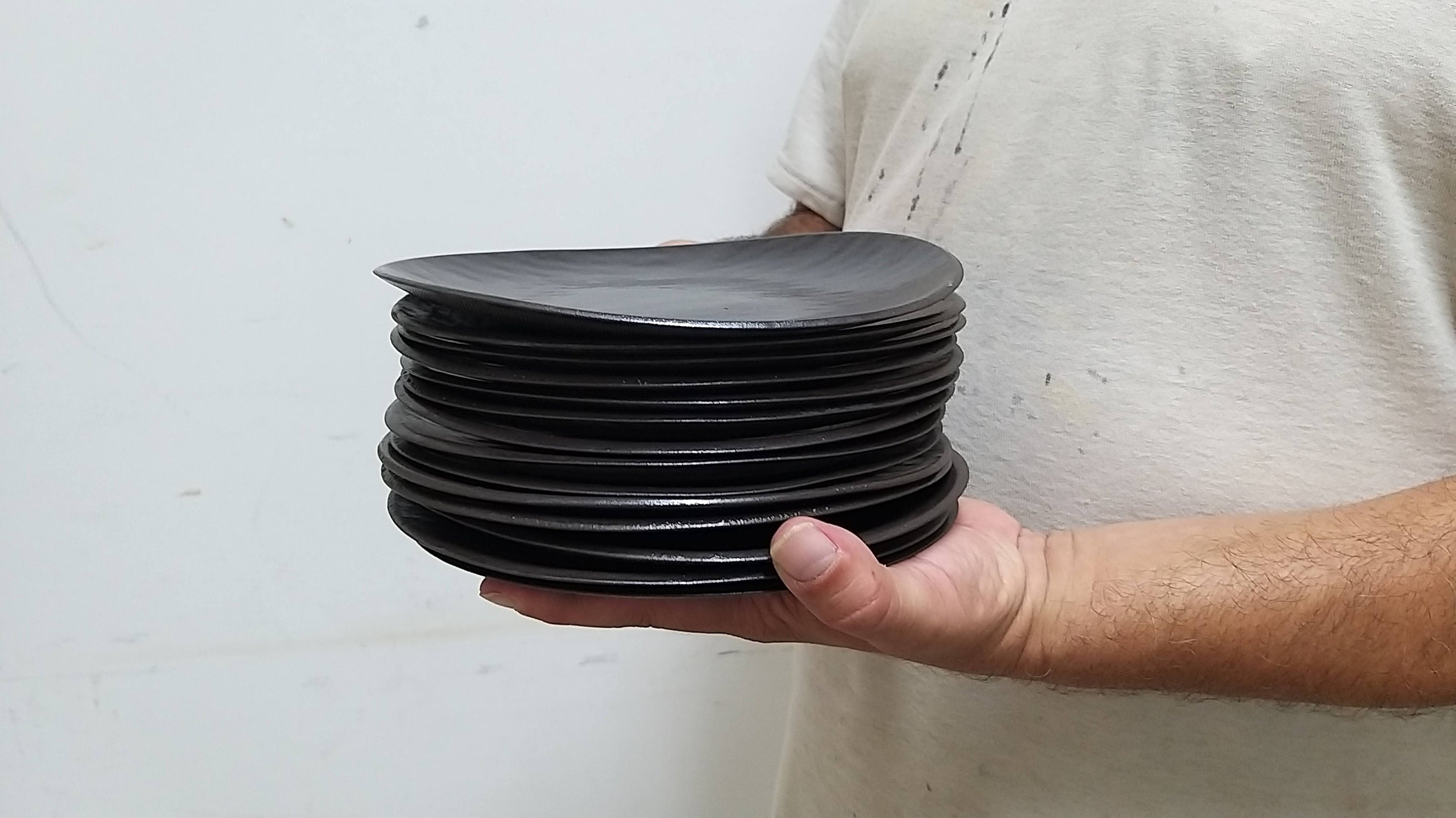 16 platos negros de cartón 22 cm: Decoración,y disfraces originales baratos  - Vegaoo