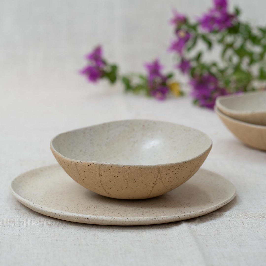 Vajilla de cerámica: platos y cuencos rústicos hechos a mano