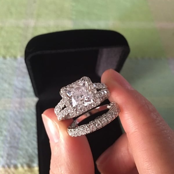 Conjunto de anéis de noivado e casamento com diamantes Signity de 3,00 quilates com acabamento em ouro branco 14K - Conjunto de anéis de compromisso - Conjunto de anéis femininos