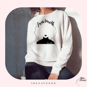 Puede incluir: Sudadera blanca con una silueta negra de una mujer con afro y el texto "Juneteenth Since 1865".