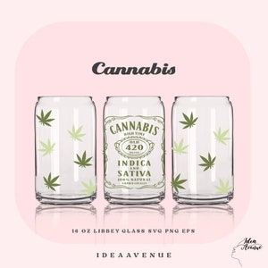 Può includere: Tre bicchieri Libbey trasparenti da 473 ml con disegni di foglie di cannabis. Il bicchiere centrale presenta il testo "Cannabis High Time Old 420 Brand Indica and Sativa 100% Natural Grown Locally". La parola "Cannabis" è sopra i bicchieri.