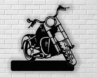 Op de afbeelding: Zwarte metalen silhouet van een motorfiets met een enkele koplamp en een lang, recht stuur. De motorfiets is gemonteerd op een zwarte metalen basis.