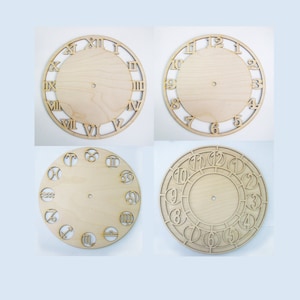 Könnte beinhalten: Vier unfertige Holzuhrzifferblätter mit verschiedenen Designs. Das erste Zifferblatt hat römische Ziffern, das zweite arabische Ziffern, das dritte hat Tierkreiszeichen und das vierte hat arabische Ziffern in Kreisen.