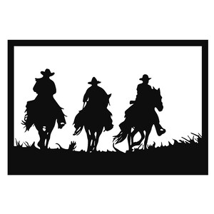 Könnte beinhalten: Silhouette von drei Cowboys, die auf Pferden über ein Grasfeld reiten. Die Cowboys tragen Hüte und reiten in einer Reihe.