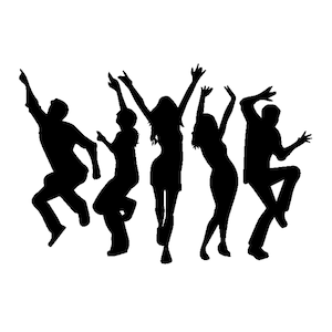 Op de afbeelding: Silhouetten van vijf mensen die dansen, allemaal met hun armen in de lucht. Ze dragen allemaal casual kleding en lijken plezier te hebben.