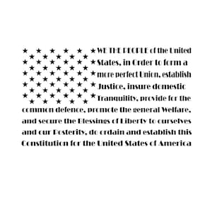 Könnte beinhalten: Schwarzweißes Bild des Präambels der Verfassung der Vereinigten Staaten. Der Text ist vor einem Hintergrund aus Sternen platziert, der an die amerikanische Flagge erinnert.