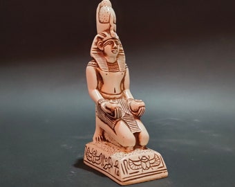 En unik staty av den egyptiska faraon som gör offergåvor