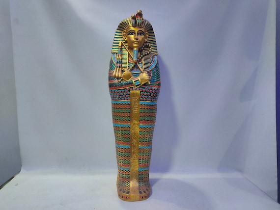 黄金の王ツタンカーメンの石棺。ツタンカーメン。エジプトで作られた