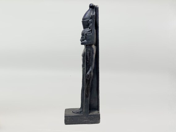 ラムセス3世の像。博物館の展示品。ラムセス3世王。ファラオの像