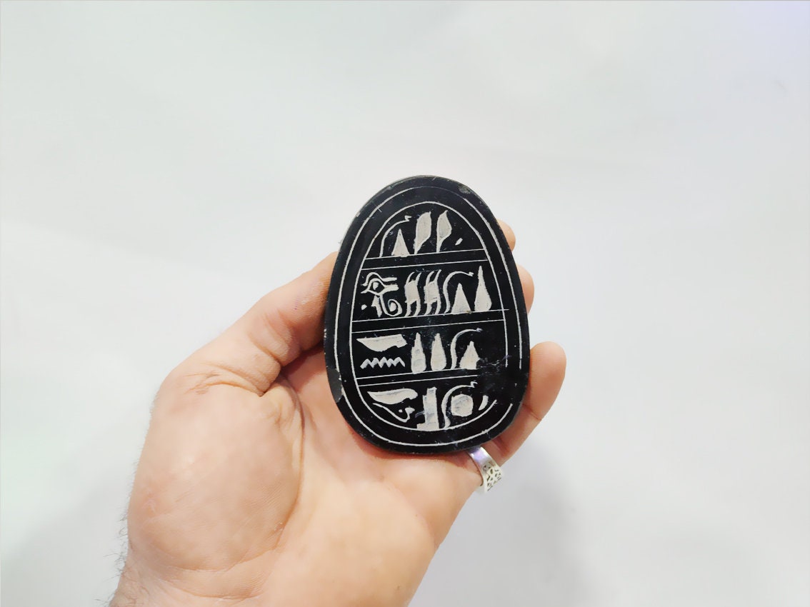 エジプトの古代の玄武岩製スカラベ。台座には象形文字が刻まれています 