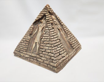 Ägyptische Pyramide. Eine große handgeschnitzte Pyramide aus vier Flächen. Anubis. Hathor. Tutanchamun. Sphinx. Brilliant made in Ägypten