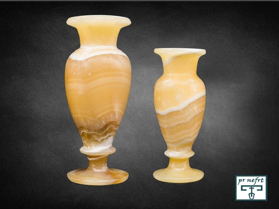 エジプトのアラバスターの花瓶、特徴的なアラバスターの花瓶。エジプト