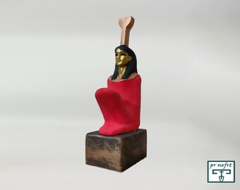 Zittend beeld van de godin Nephthys. Zeldzaam beeld. Standbeeld van de godin Nephthys. Egyptisch standbeeld. 22 centimeter. Handgemaakt in Egypte