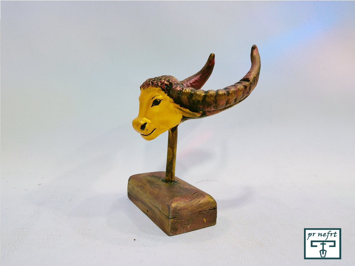 アピス像。聖なる雄牛アピス。エジプトで作られた独特の像。 - Etsy 日本