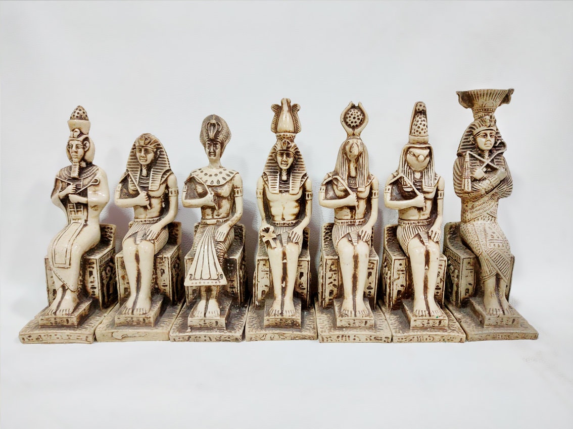 古代エジプトの神々と王の彫像群。ホルス、トート、ツタンカーメン