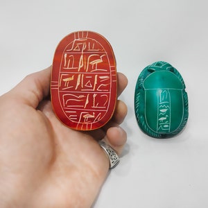 Amuleto egipcio raro con forma de escarabajo. Escritura antigua distintiva del escarabajo. Piedra del escarabajo. Disponible en dos colores. Fabricado en Egipto.