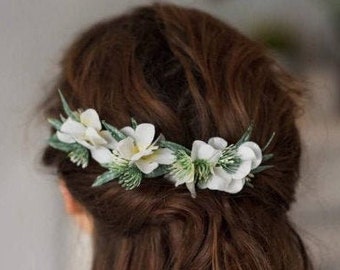 White and greenery bridal hair piece Wedding flower hair comb Greenery hair pins