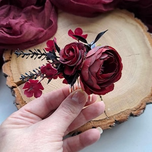 Burgundy wedding flower hairpiece Moody burgundy wedding flower comb Fall wedding hair accessory Dark red bridal floral hair comb