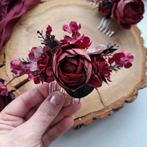 Moody burgundy wedding flower comb Burgundy wedding flower hairpiece Fall wedding hair accessory Dark red bridal floral hair comb