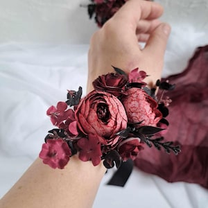Burgundy black corsage Gothic wedding flowers corsage Moody burgundy bridal corsage Bridesmaids corsage Burgundy bracelet Gothic corsage
