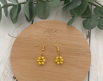 Daisy earrings - Flower earrings - Dangly earrings - Dainty earrings - Gold - Nickel free - Handmade
