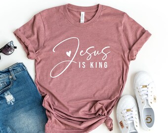 Camiseta con cuello redondo cristiano bordado "Jesús es Rey"