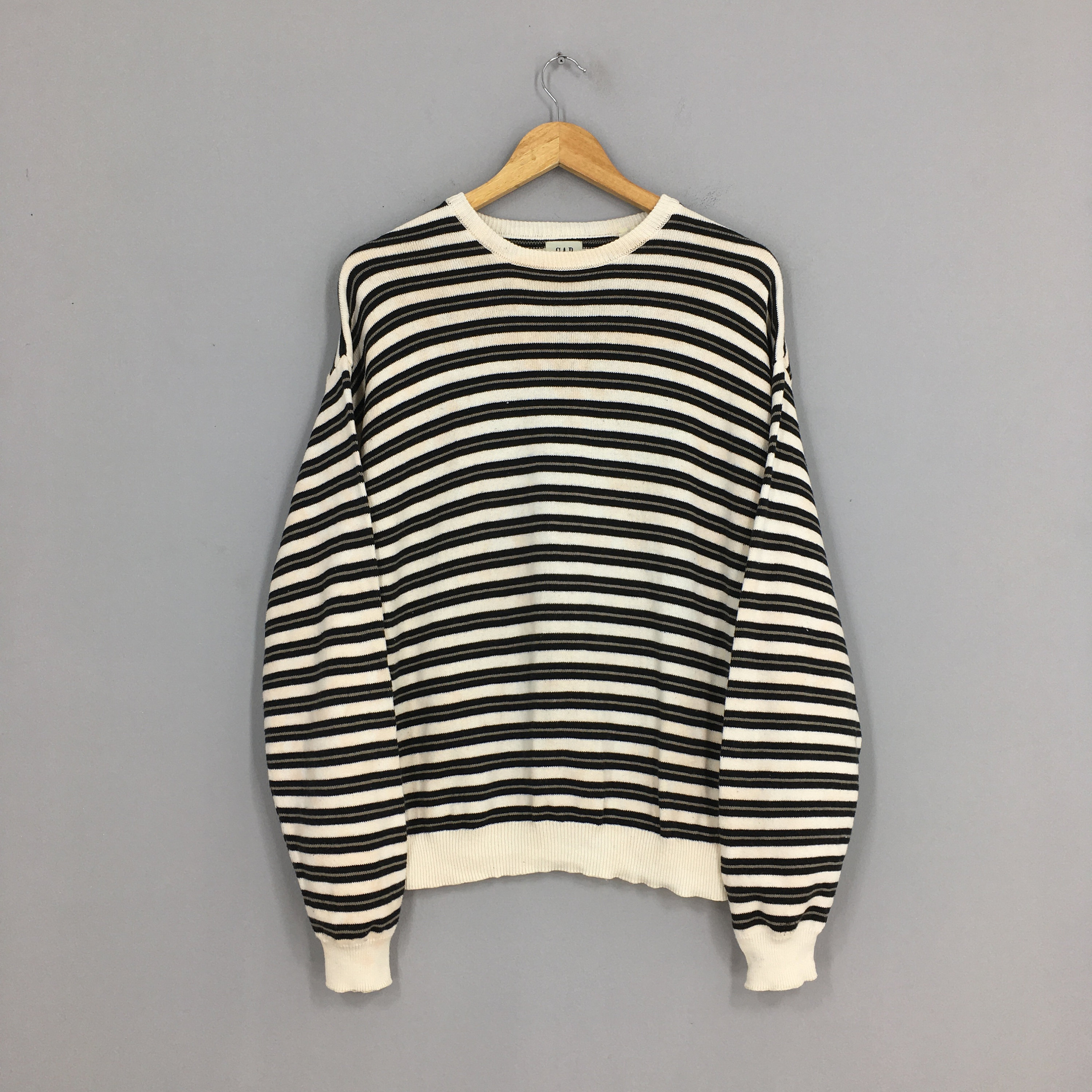 gap black jumper