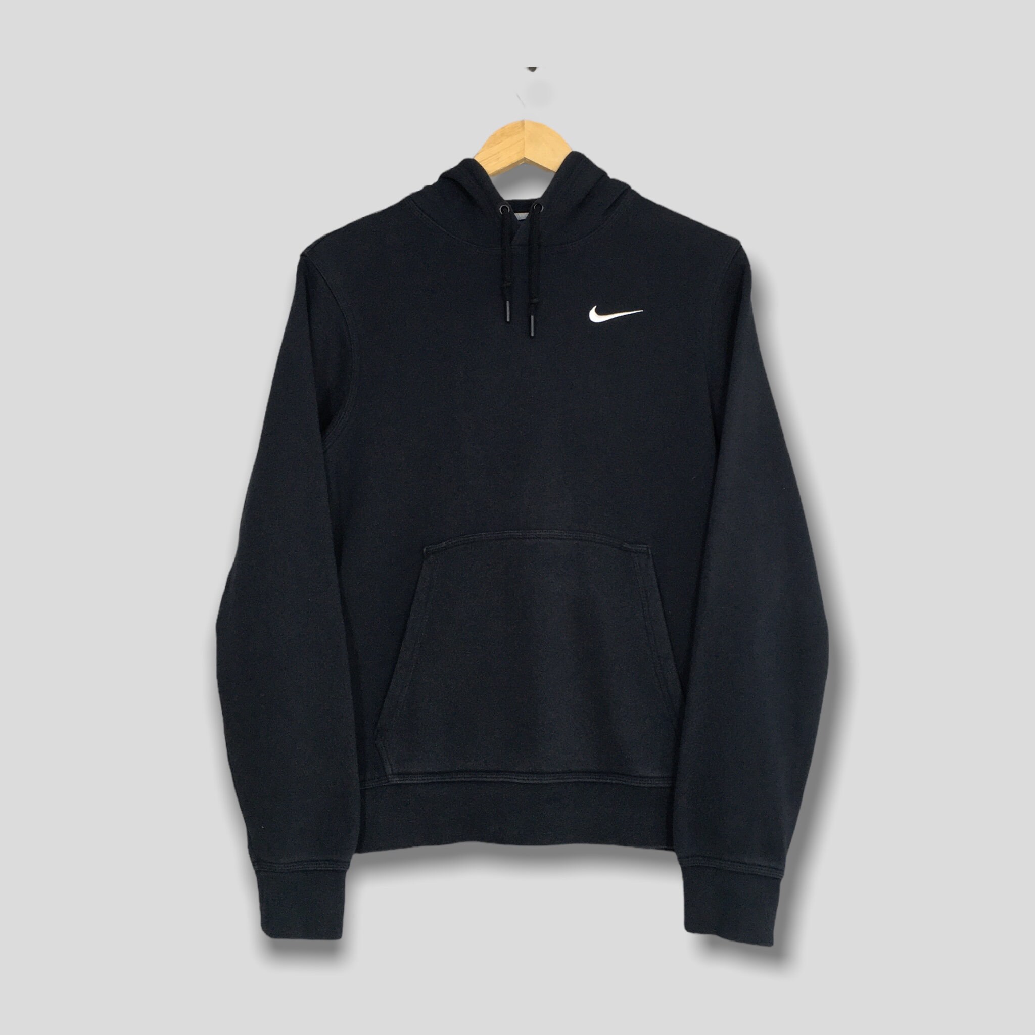 Nike plain black jumper hotsell