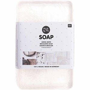 Könnte beinhalten: Ein klarer, rechteckiger Block transparenter Seife mit dem Text "Made by Me SOAP" und "GIESS-SEIFE MOULDING SOAP SAVON À MOULER TRANSPARENT 100% VEGAN/MADE IN GERMANY" auf dem Etikett.