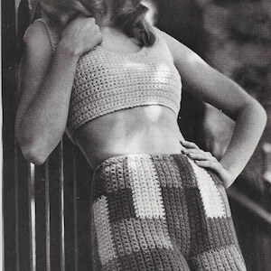Puede incluir: Una foto en blanco y negro de una mujer con un top de ganchillo y pantalones cortos de ganchillo a juego. El texto de la imagen dice "Patchwork Hot Pants and Top by Dawn."