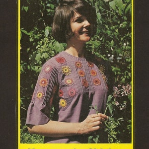 Könnte beinhalten: Eine Frau trägt eine lila Bluse mit bunten gestickten Blumen. Der Text "How to do Shisha Mirror Embroidery" ist auf einem gelben Banner unter dem Bild gedruckt.