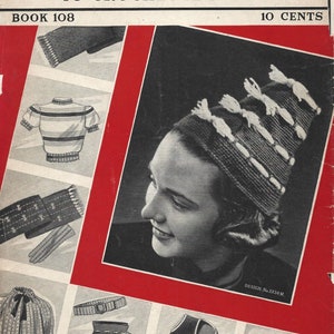 Puede incluir: Una portada de libro vintage para "Accesorios de lana para tejer y hacer crochet" con una mujer que lleva un gorro de lana blanco y marrón con borlas. La portada del libro también presenta ilustraciones de varios artículos de punto, como un suéter, una bufanda y guantes. El libro cuesta 10 centavos.