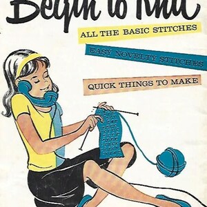 Puede incluir: Ilustración vintage de una mujer tejiendo, con una camisa amarilla, una falda negra y zapatos azules. La imagen tiene el texto "Begin to Knit" y otro texto que dice "All the Basic Stitches", "Easy Novelty Stitches" y "Quick Things to Make". Una bola de hilo azul está a su lado.