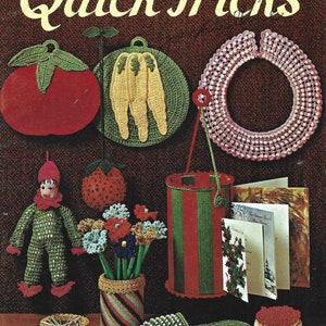 Pode incluir: Um livro de padrões de crochê vintage intitulado "Quick Tricks" de Coats & Clark's, Livro No. 188, com um preço de 35 centavos. A capa apresenta vários itens de crochê, incluindo um tomate, cenouras, um colar, uma boneca, flores, um vaso, um recipiente, uma pantufa e uma caixa de fósforos.