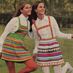 Könnte beinhalten: Zwei Frauen tragen bunte gestreifte Häkelkleider. Die Kleider haben einen grünen Oberkörper und ein weißes Oberteil mit einem kontrastierenden orangefarbenen Riemen.
