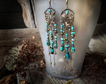 Boucles d'oreilles pendantes longues gouttes turquoise, perles de turquoise Kingmann naturelles, connecteurs et capuchons en laiton oxydé, fil enveloppé