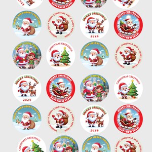 Può includere: Una collezione di adesivi natalizi rotondi con Babbo Natale, elfi, renne e alberi di Natale. Gli adesivi hanno bordi rossi e bianchi con saluti festivi come "Buon Natale" e "Felice Anno Nuovo!"
