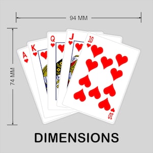 Pu&ograve; includere: Un mazzo di carte da gioco con l'Asso, il Re, la Regina, il Fante e il 10 di cuori. Le carte sono bianche con simboli di cuori rossi e testo nero. Dimensioni: 7,4 cm di altezza e 9,4 cm di larghezza.