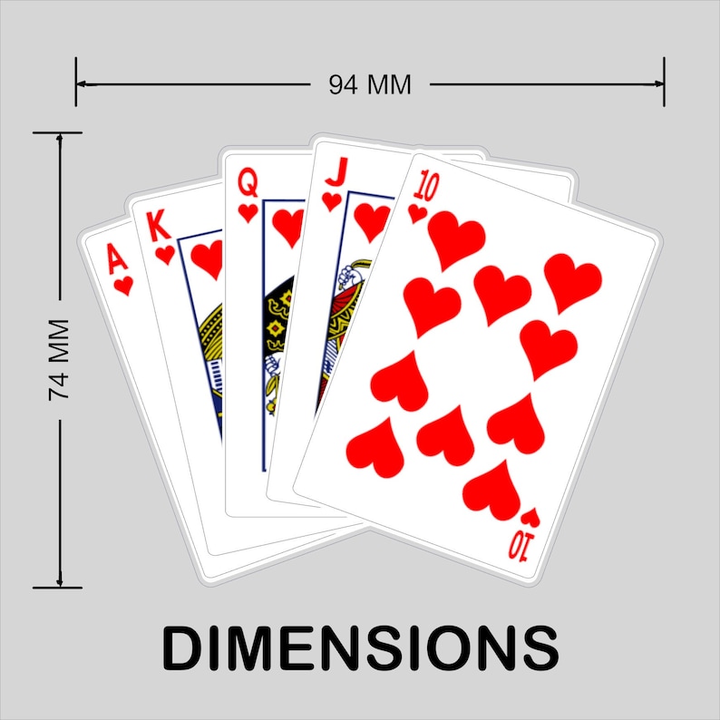 Pu&ograve; includere: Un mazzo di carte da gioco con l'Asso, il Re, la Regina, il Fante e il 10 di cuori. Le carte sono bianche con simboli di cuori rossi e testo nero. Dimensioni: 7,4 cm di altezza e 9,4 cm di larghezza.