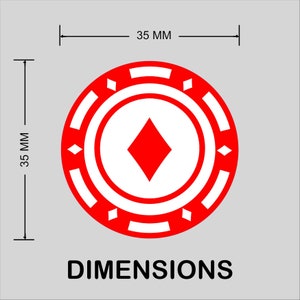 Pu&ograve; includere: Un gettone da poker rosso e bianco con un simbolo di diamante al centro. Il gettone misura 3,5 cm di diametro, con la parola "DIMENSIONS" in testo nero sotto. Il gettone ha un design circolare con una serie di accenti bianchi e rossi.