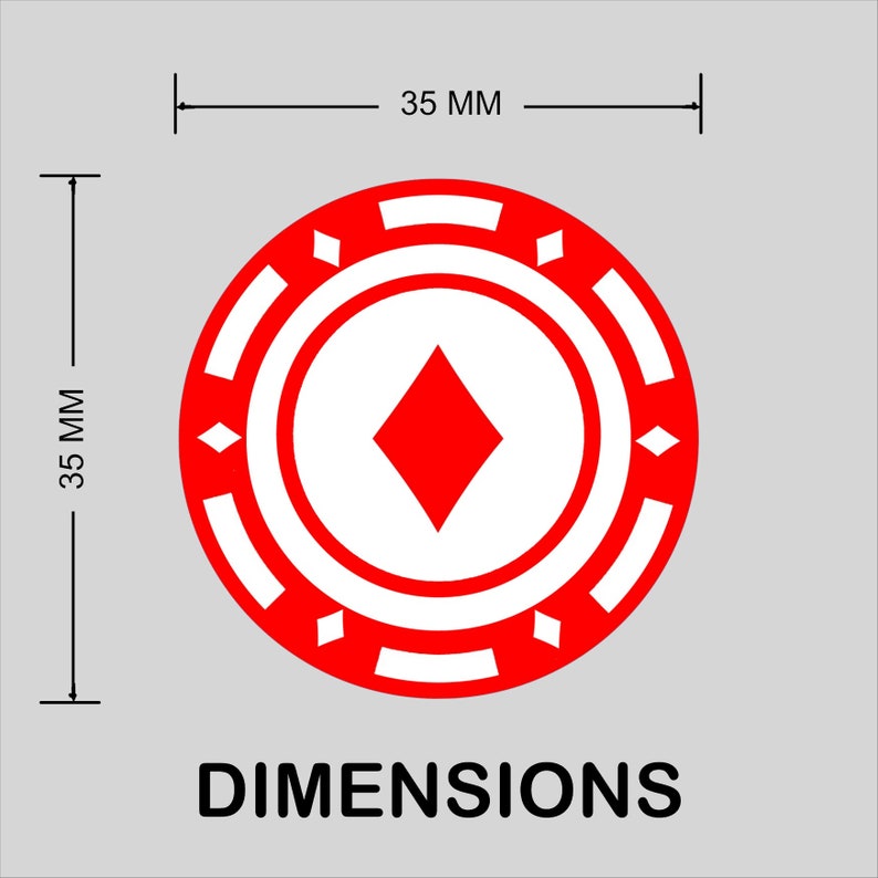 Pu&ograve; includere: Un gettone da poker rosso e bianco con un simbolo di diamante al centro. Il gettone misura 3,5 cm di diametro, con la parola "DIMENSIONS" in testo nero sotto. Il gettone ha un design circolare con una serie di accenti bianchi e rossi.
