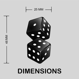 Pu&ograve; includere: Due dadi neri con punti bianchi, uno sovrapposto all'altro. Le dimensioni sono 48 mm di altezza e 25 mm di larghezza. La parola "DIMENSIONS" &egrave; scritta in grassetto, in nero, sotto i dadi.