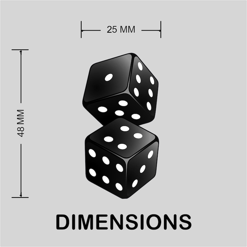 Pu&ograve; includere: Due dadi neri con punti bianchi, uno sovrapposto all'altro. Le dimensioni sono 48 mm di altezza e 25 mm di larghezza. La parola "DIMENSIONS" &egrave; scritta in grassetto, in nero, sotto i dadi.