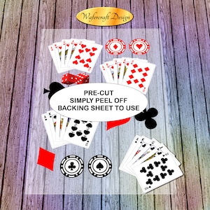 Pu&ograve; includere: Un foglio di decorazioni commestibili pretagliate con carte da gioco, dadi e fiches da poker. Le carte mostrano cuori, quadri, fiori e picche. Il testo recita: "PRE-CUT SIMPLY PEEL OFF BACKING SHEET TO USE."