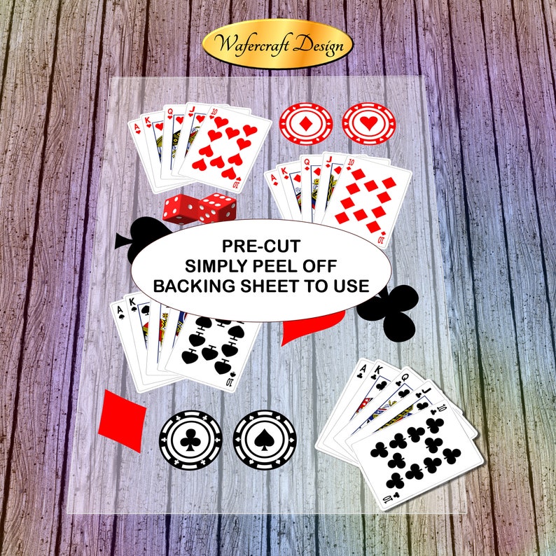 Pu&ograve; includere: Un foglio di decorazioni commestibili pretagliate con carte da gioco, dadi e fiches da poker. Le carte mostrano cuori, quadri, fiori e picche. Il testo recita: "PRE-CUT SIMPLY PEEL OFF BACKING SHEET TO USE."